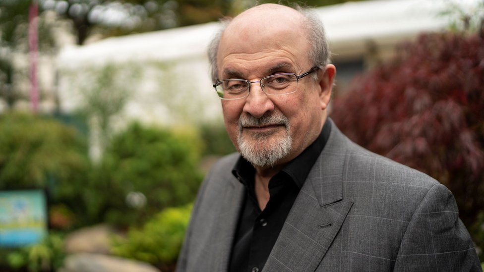  Getty Images أُجبر سلمان رشدي على الاختباء لما يقرب من 10 سنوات بعد نشر 