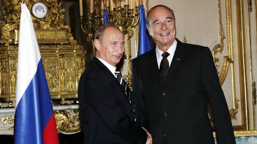 Getty Images شيراك منح وسام الشرف الفرنسي لبوتين في 2006