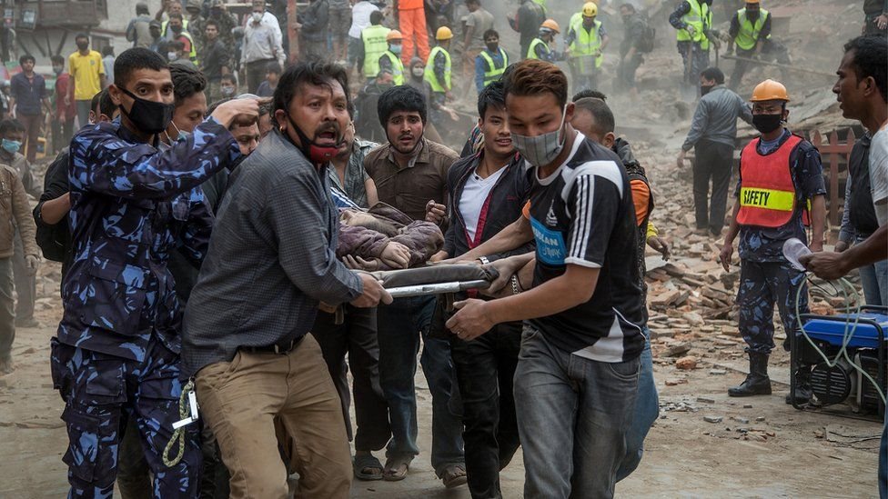 Getty Images مسعفون يحملون ضحية في أعقاب الزلزال الذي وقع في نيبال في أبريل/نيسان 2015