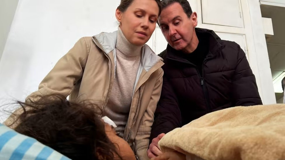 Reuters بشار الأسد وزوجته أثناء زيارة ضحايا الزلزال في حلب