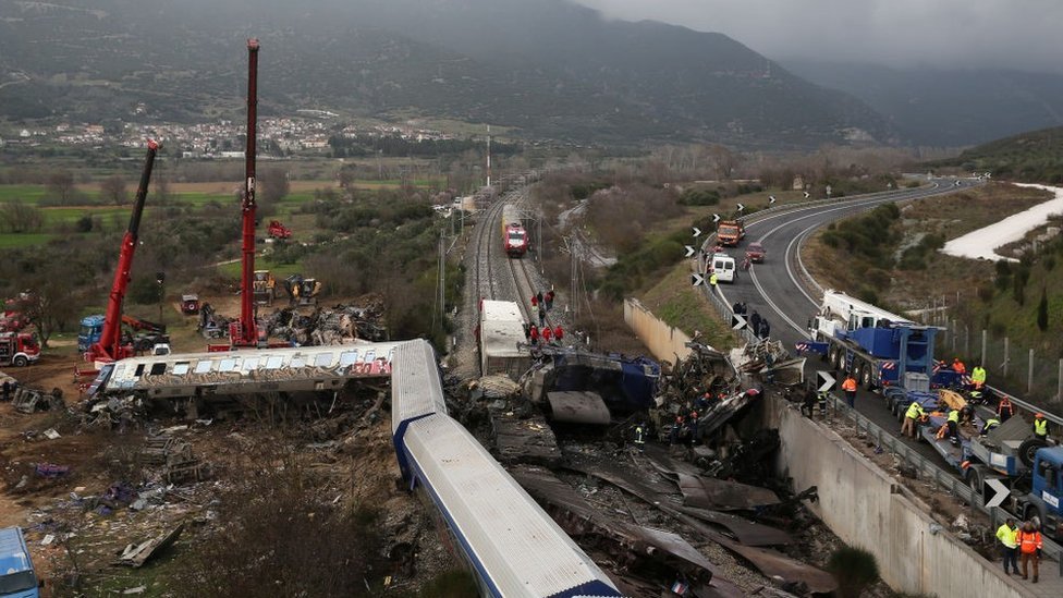 Getty Images اصطدم قطار الركاب الذي كان يقل حوالي 350 شخصاً بقطار شحن