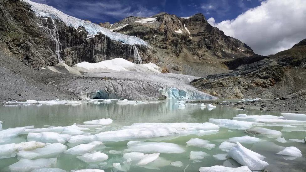 Getty Images اجتمع علماء من الهيئة الحكومية الدولية المعنية بتغير المناخ في سويسرا، حيث تذوب الأنهار الجليدية