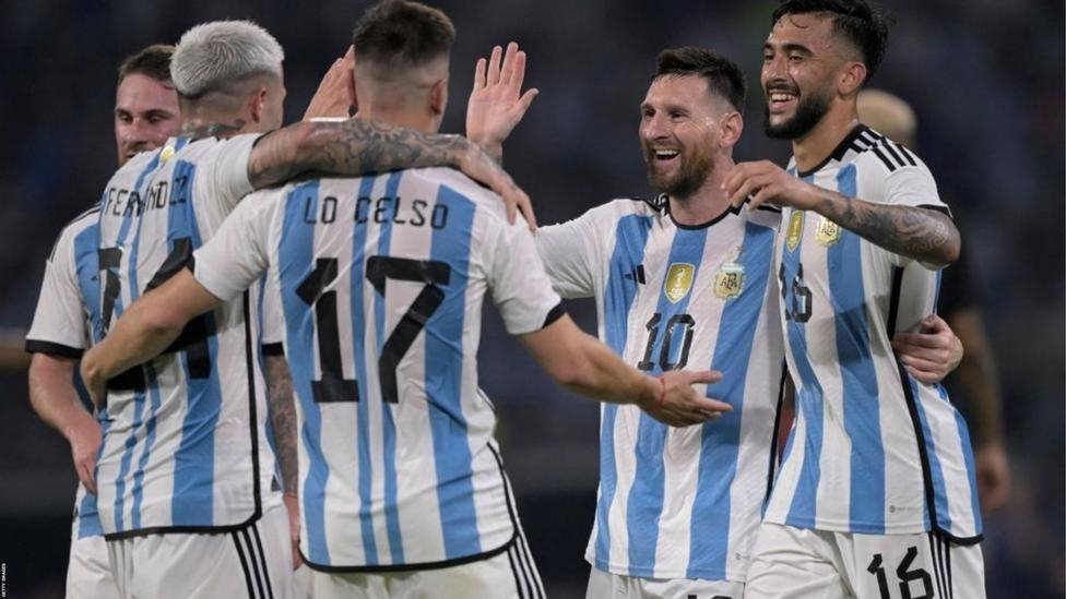 Getty Images ميسي يحتفل مع زملائه في المباراة التي فاز فيها منتخب الأرجنتين بسبعة أهداف نظيفة