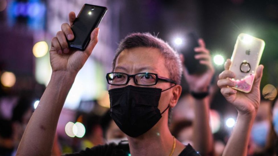 Getty Images في هونغ كونغ، استخدم المتظاهرون تطبيقات الدردشة المشفرة لتنظيم احتجاجات تبدو وكأنها عفوية