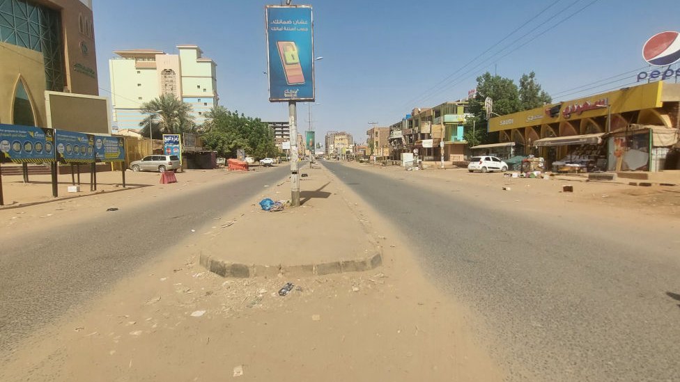Getty Images شوارع خاوية ومحلات مغلقة في الخرطوم مع تواصل الاشتباكات بين الجيش وقوات الدعم السريع