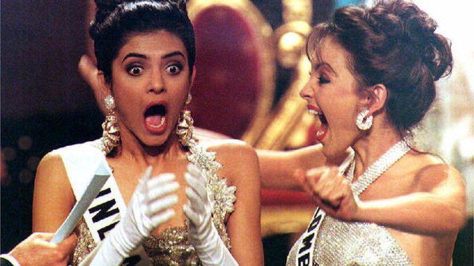 Getty Images فازت الهندية سوشميتا سين (يسار) بلقب ملكة جمال الكون في عام 1994