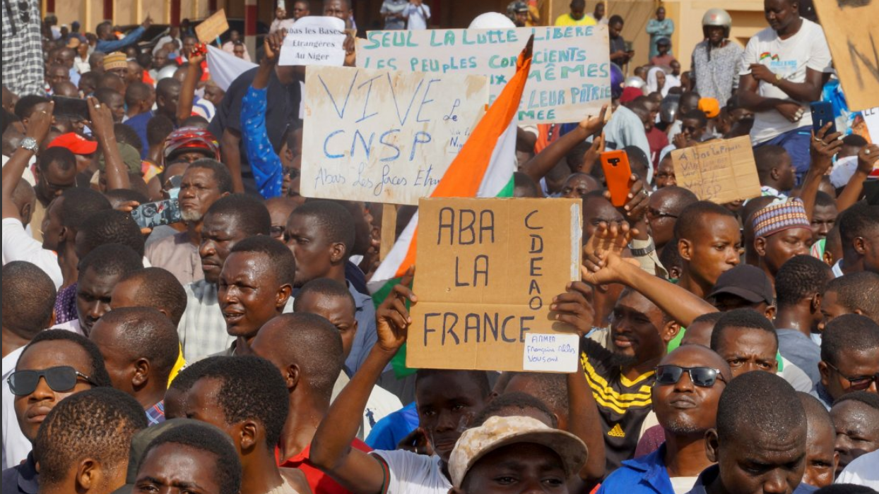 هل تحشد فرنسا قواتها للتدخل عسكريا في النيجر كما يقول قادة الانقلاب؟