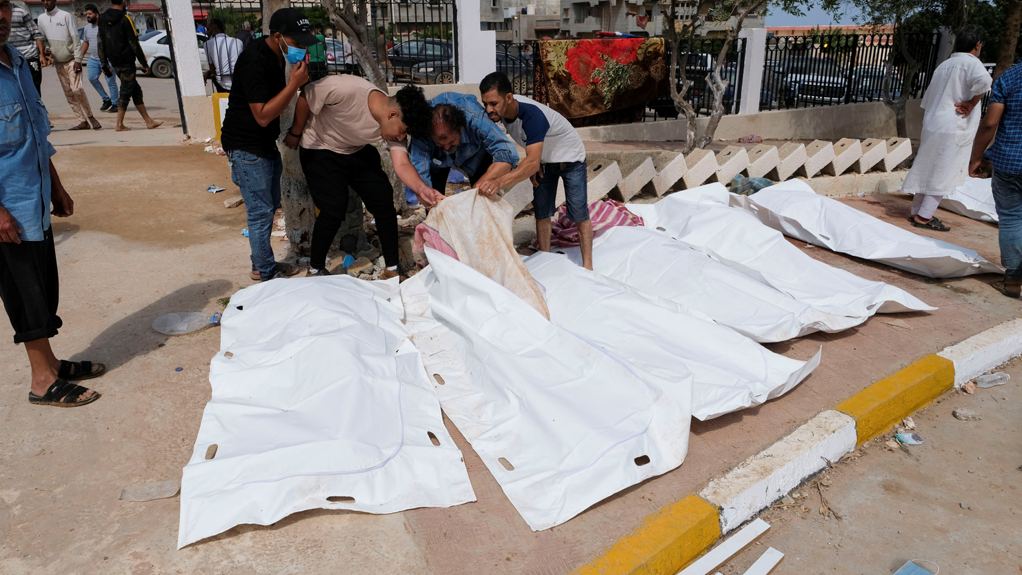 مقابر جماعية لدفن جثث ضحايا إعصار دانيال في ليبيا وفرق الإنقاذ تسابق الزمن بحثا عن ناجين