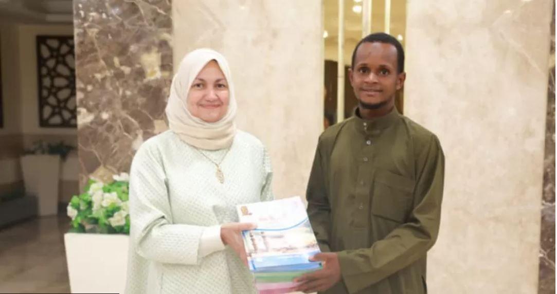 طالب غيني يعبر ستة بلدان على الدراجة الهوائية لتأمين مقعد دراسي في جامعة الأزهر المصرية