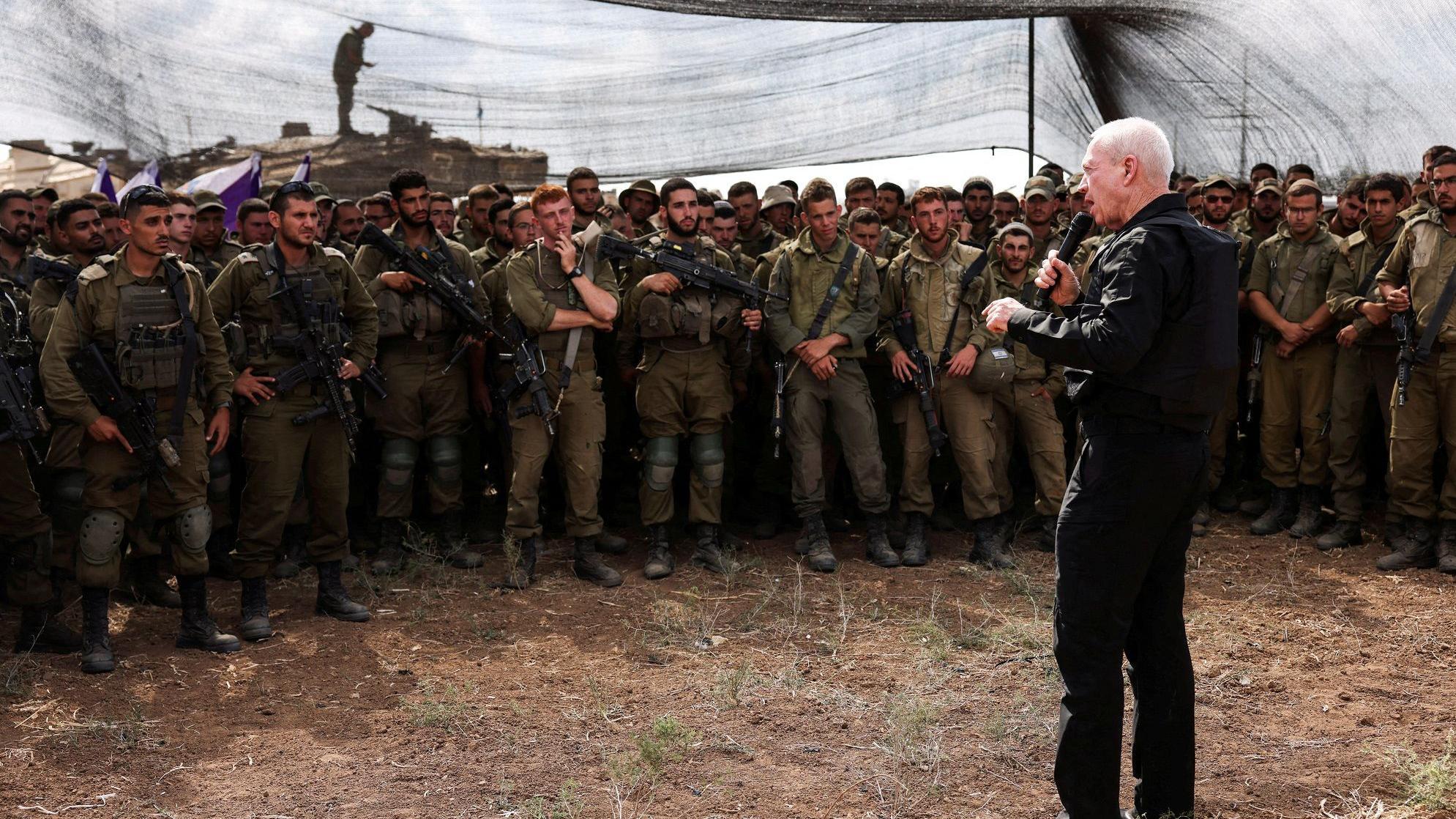 وزير الدفاع الإسرائيلي غالانت مع جنود في الجيش