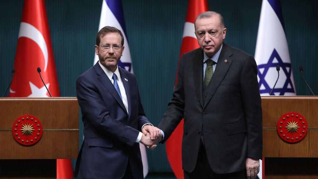 Getty Images | زار الرئيس الإسرائيلي إسحاق هرتسوغ تركيا عام 2020 وسط استقبال حافل
