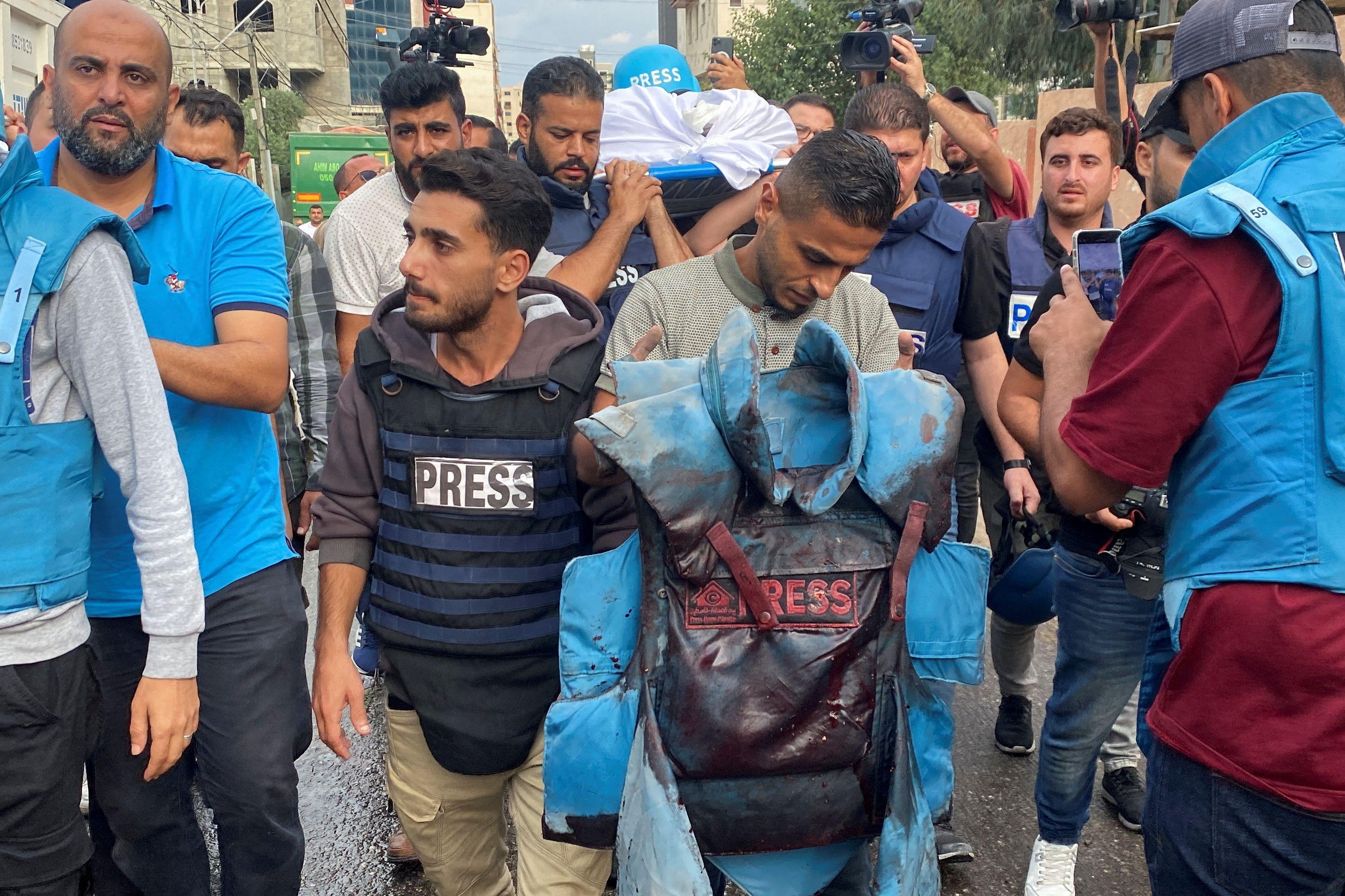 Reuters | سترة الصحفي الفلسطيني محمد صبح الذي قُتل في غارة إسرائيلية مع عدد من الصحفيين أثناء وجودهم أمام أحد المباني في مستشفى في مدينة غزة
