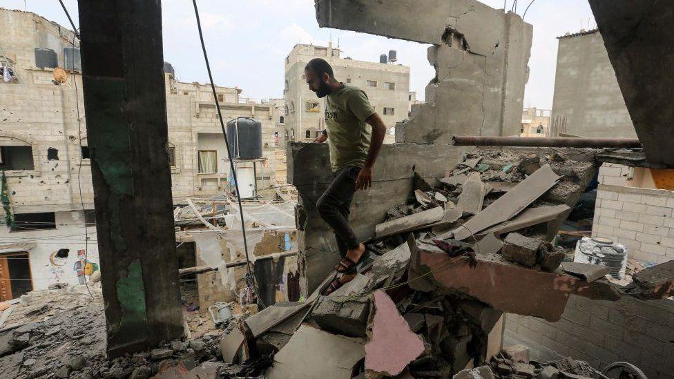 Getty Images | رجل في غزة بين ركام المنازل