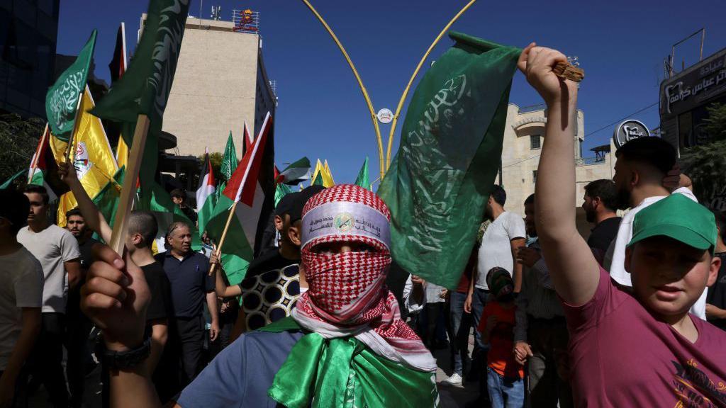 AFP | فلسطينيون من أنصار حركة حماس خلال مظاهرة في مدينة الخليل بالضفة الغربية المحتلة في 10 نوفمبر 2023