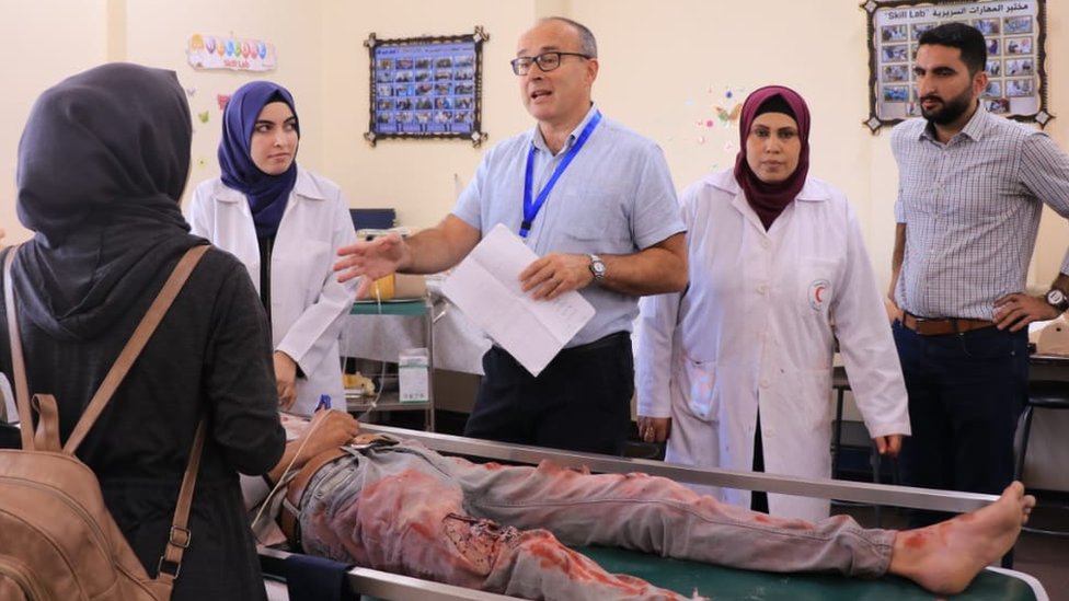 BBC - البروفيسير نيك ماينارد يعلم الطلاب في جامعة غزة الإسلامية كيفية معالجة الحالات الحرجة