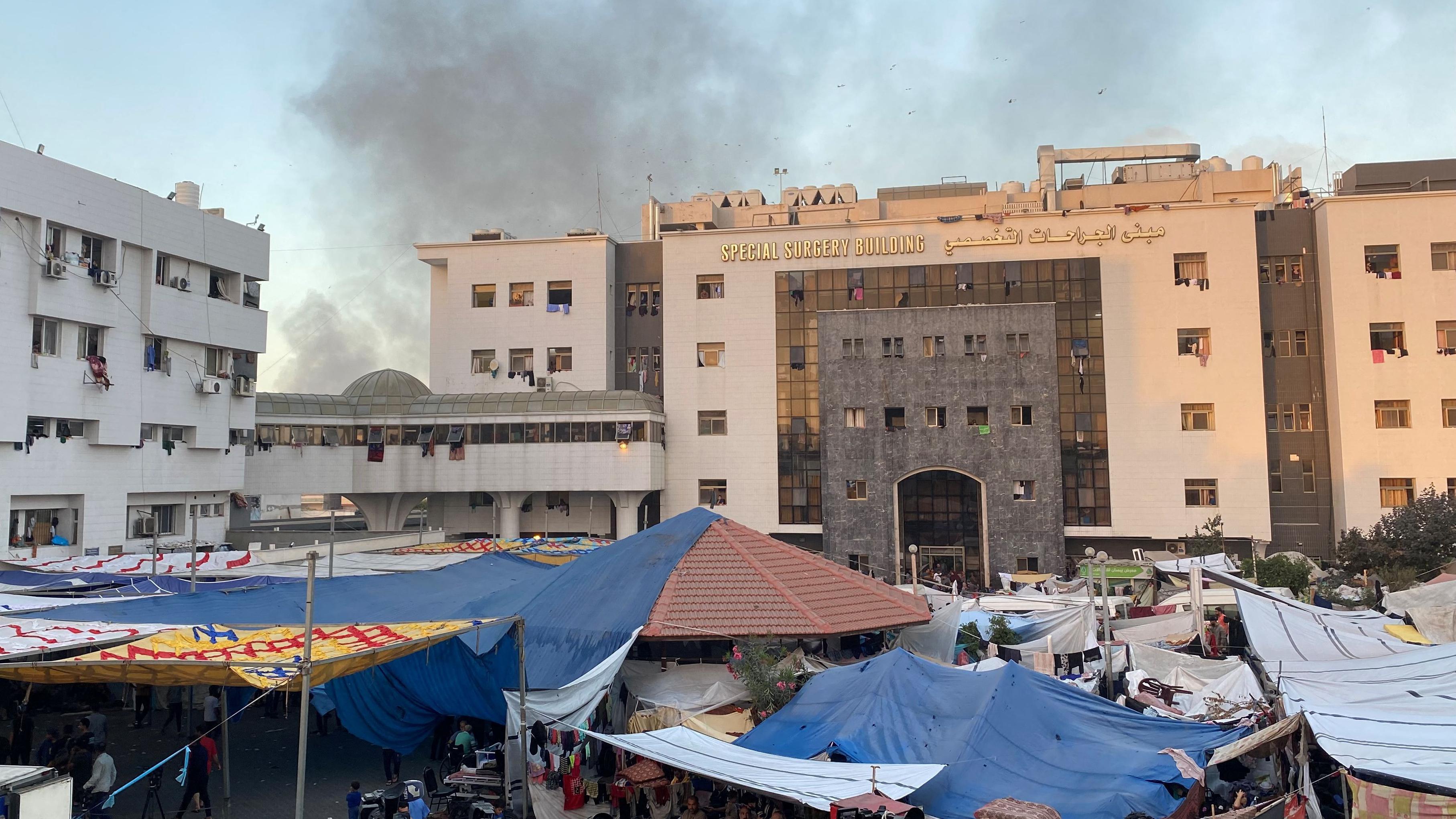 Reuters | دخان متصاعد في محيط مجمع الشفاء الطبي في قطاع غزة