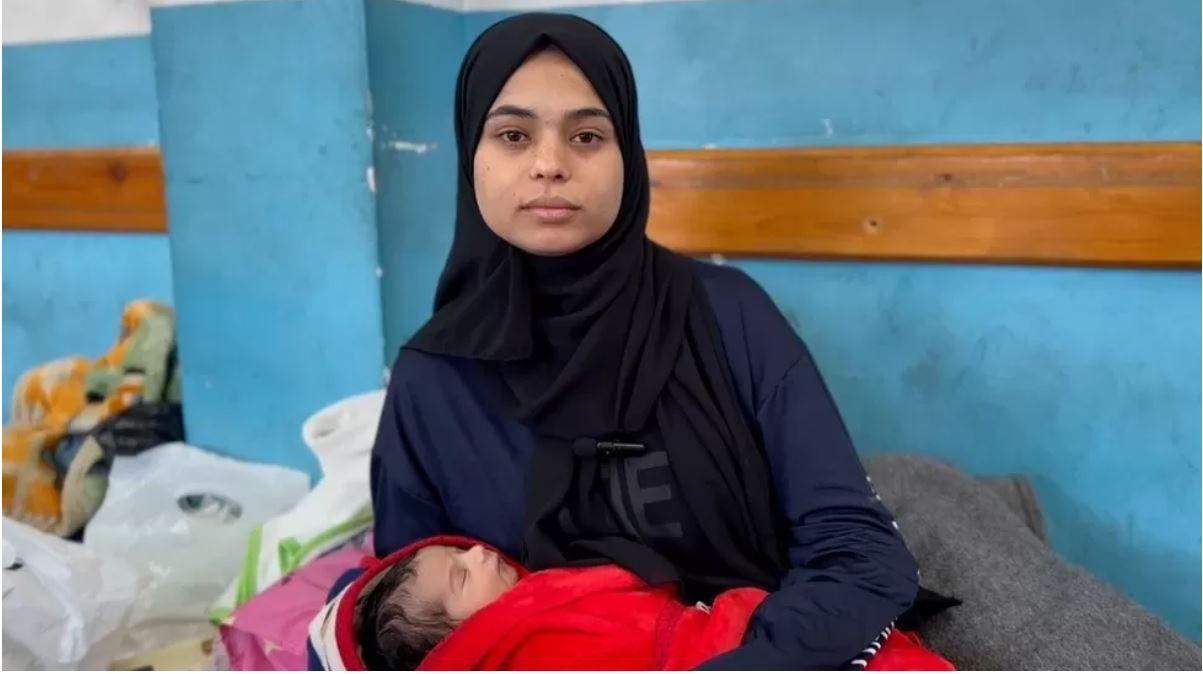 BBC | نزحت كفاية أبو عاصر مشياً على الأقدام إلى جنوبي قطاع غزة، وهي في شهرها الأخير من الحمل