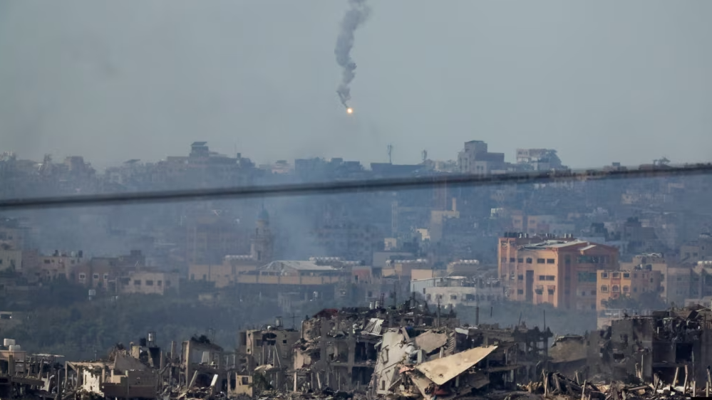 Reuters | في سماء غزة، قذيفة أطلقها الجيش الإسرائيلي