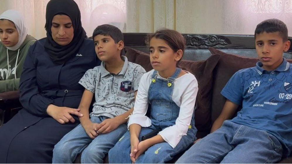 BBC | إخلاص صالح مع أطفالها الأربعة وهم من اليسار إلى اليمين: ملك (13)، موسى (9) وميس (9) وابنها الأكبر محمد (14)