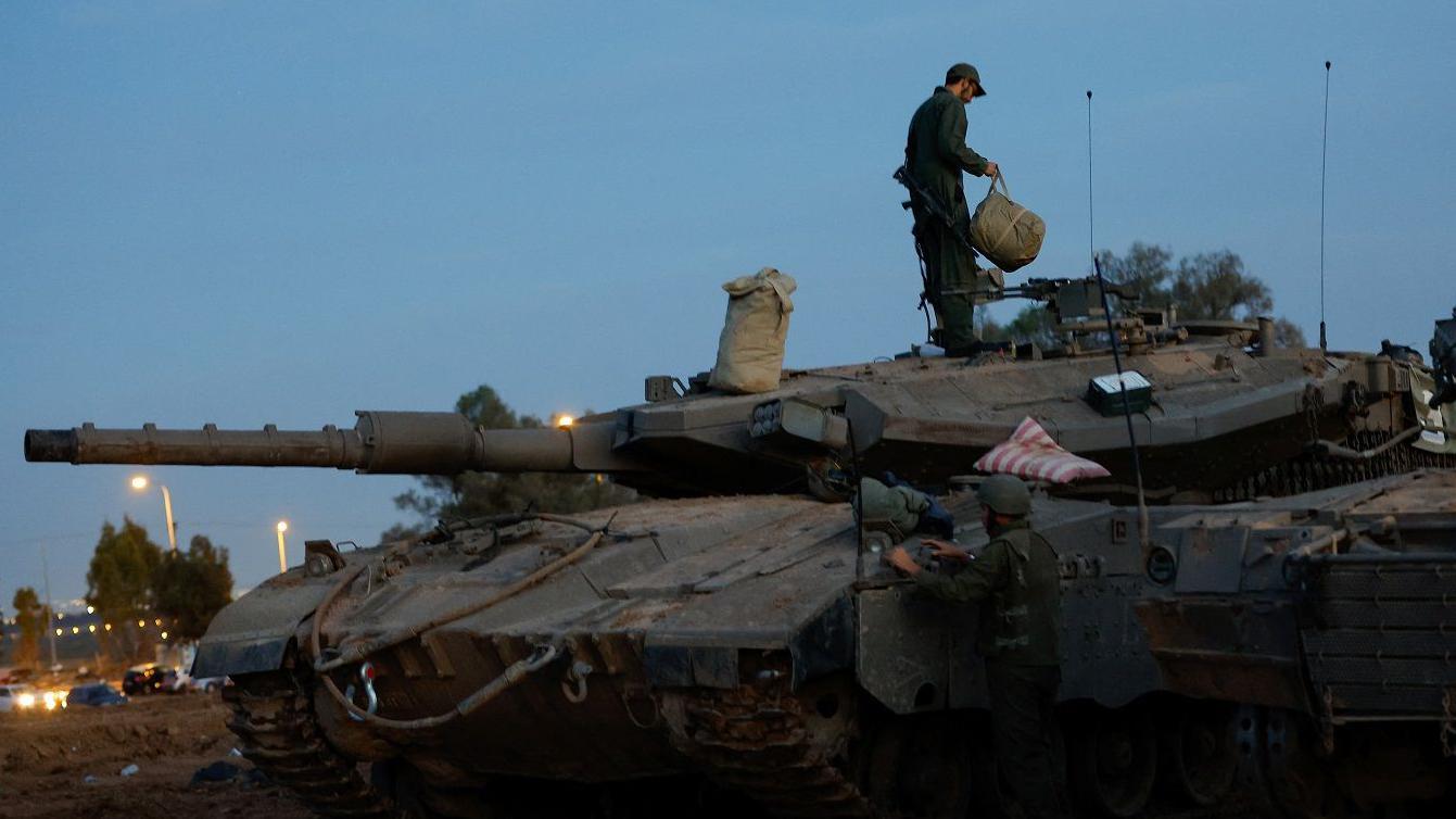 REUTERS | دبابة إسرائيلية خلال فترة الهدنة مع حركة حماس قبل ساعة واحدة