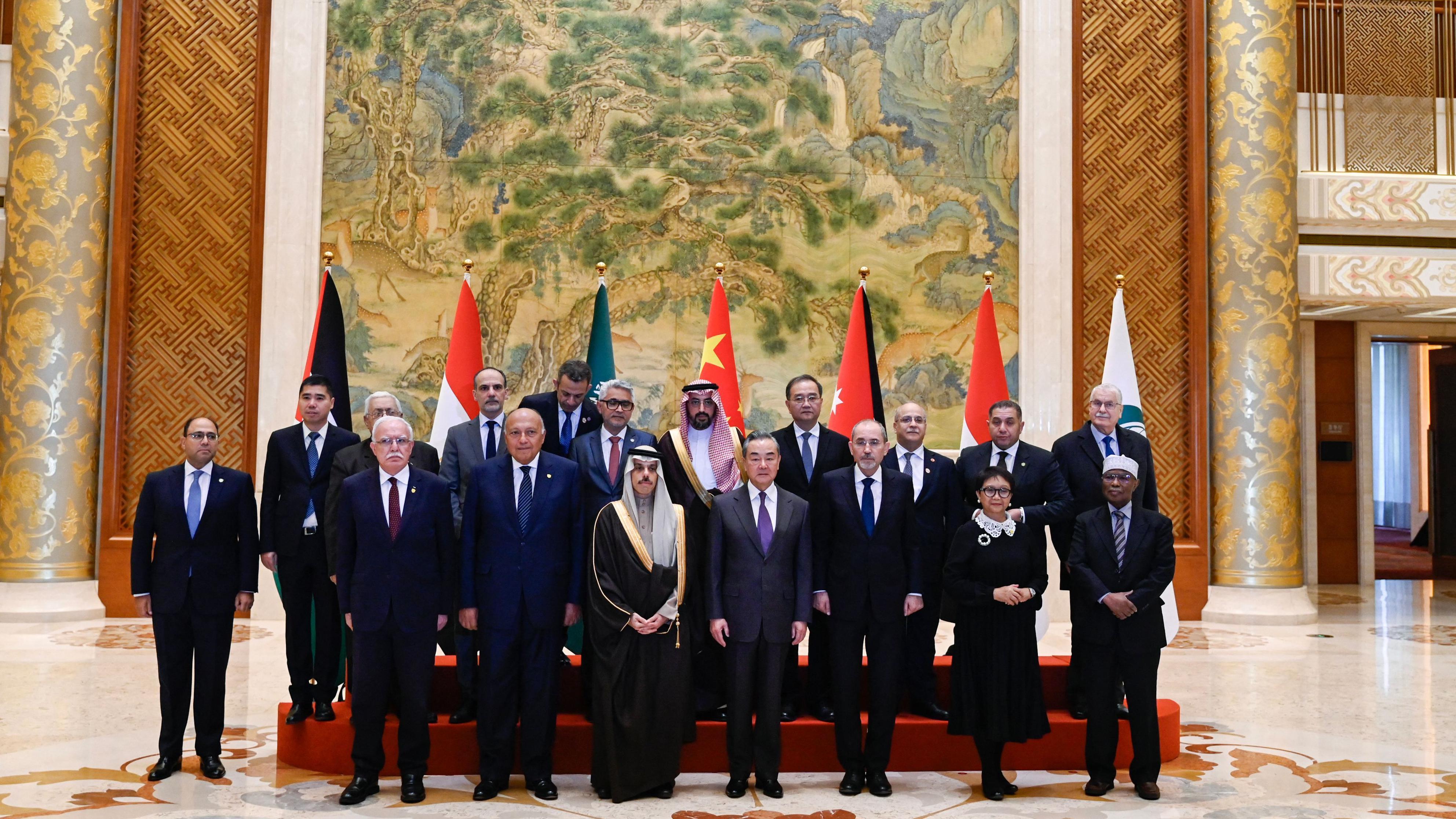 Getty Images | وزير الخارجية الصيني مع وفد من الدبلوماسيين من دول عربية وإسلامية (20 نوفمبر/ تشرين الثاني)