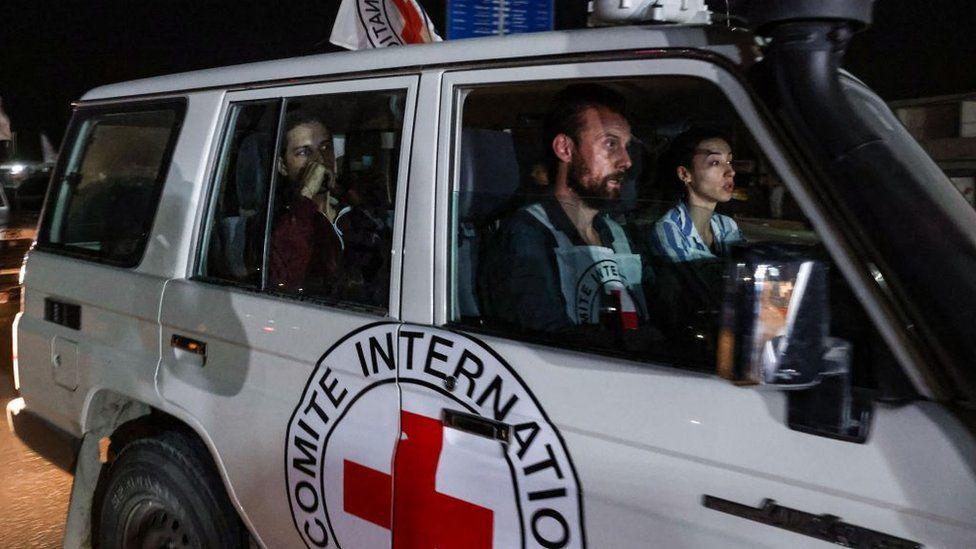 Getty Images | تحتاج اللجنة الدولية للصليب الأحمر إلى الفوز بثقة جميع الأطراف، عندما لا يثق كل طرف بالآخر