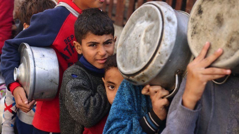 Reuters | أطفال يصطفون للحصول على الغذاء في رفح، بالقرب من حدود غزة مع مصر
