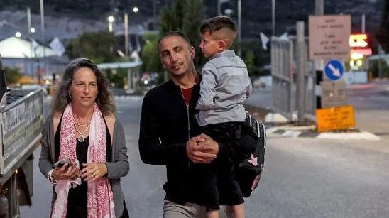 AFP | يائيل نوي (يسار) تنقل المرضى الفلسطينيين ومعظمهم من الأطفال عبر حواجز الجيش الاسرائيلي إلى المستشفيات في إسرائيل