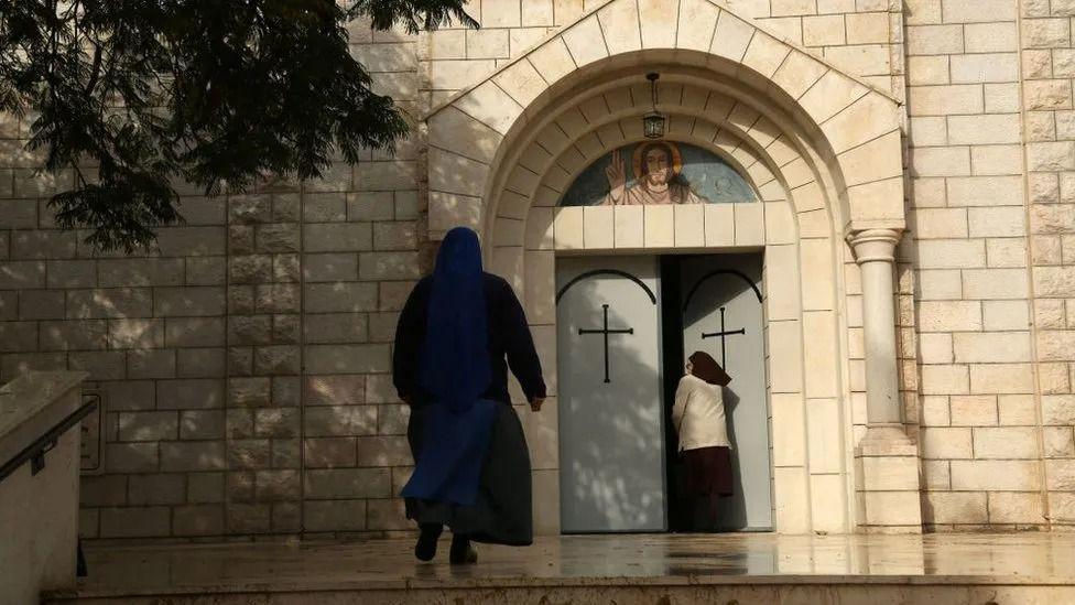Getty Images | يحتمي مدنيون داخل كنيسة العائلة المقدسة في غزة (صورة أرشيفية)