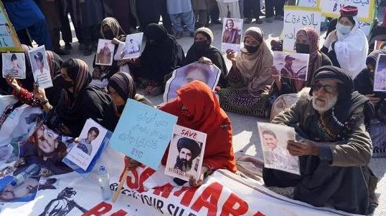 EPA | متظاهرون يحملون صور أقاربهم المفقودين خلال احتجاج على ما يسمى بالاختفاء القسري في ديرا إسماعيل خان