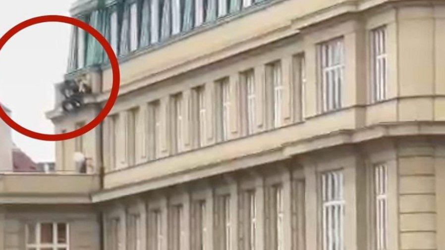 BBC | لقطات فيديو أظهرت طلابا يحاولون القفز من النوافذ أثناء إطلاق النار بالجامعة
