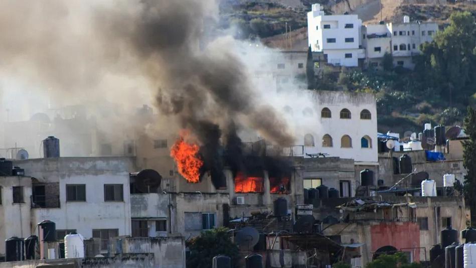 Getty Images | دخان ونيران تتصاعد من منزل فلسطيني في مخيم جنين للاجئين بعد أن استهدفه الجيش الإسرائيلي في 13 ديسمبر/كانون الأول