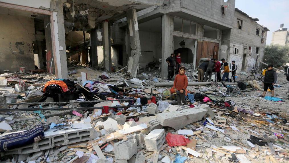 Getty Images | سكان ينفذون عملية بحث وإنقاذ وسط الأنقاض في أعقاب قصف إسرائيلي على غزة. الخميس 28 ديسمبر/ كانون الأول