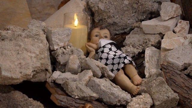 BBC مجسم الطفل يسوع المسيح بالكوفية الفلسطينية وضعت بدلاً من زينة عيد الميلاد بين الركام