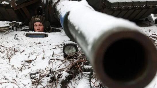 GETTY IMAGES | جندي أوكراني ينظر من دبابة بالقرب من باخموت في شرق أوكرانيا