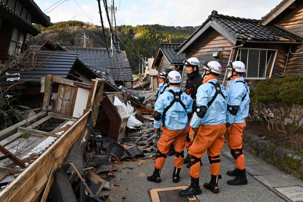 زلزال اليابان: احتراق طائرة وعشرات الهزات الارتدادية وسط تحذيرات من زلازل جديدة