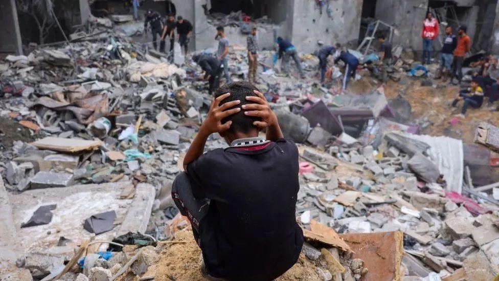 Getty Images | قُتل في الغارات الإسرائيلية على غزة أكثر من 21800 شخص، معظمهم من الأطفال والنساء