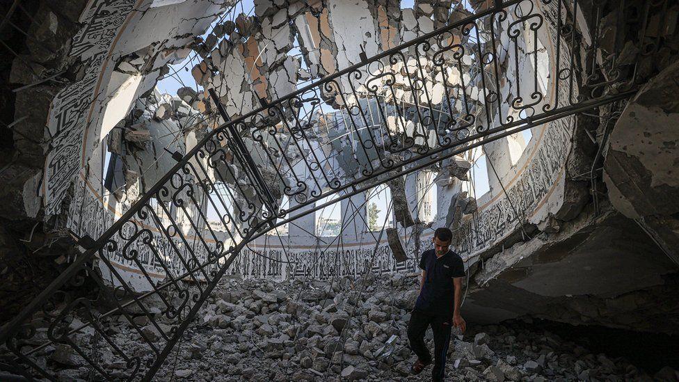 Getty Images | الجيش الإسرائيلي قصف مسجد خالد بن الوليد في خانيونس