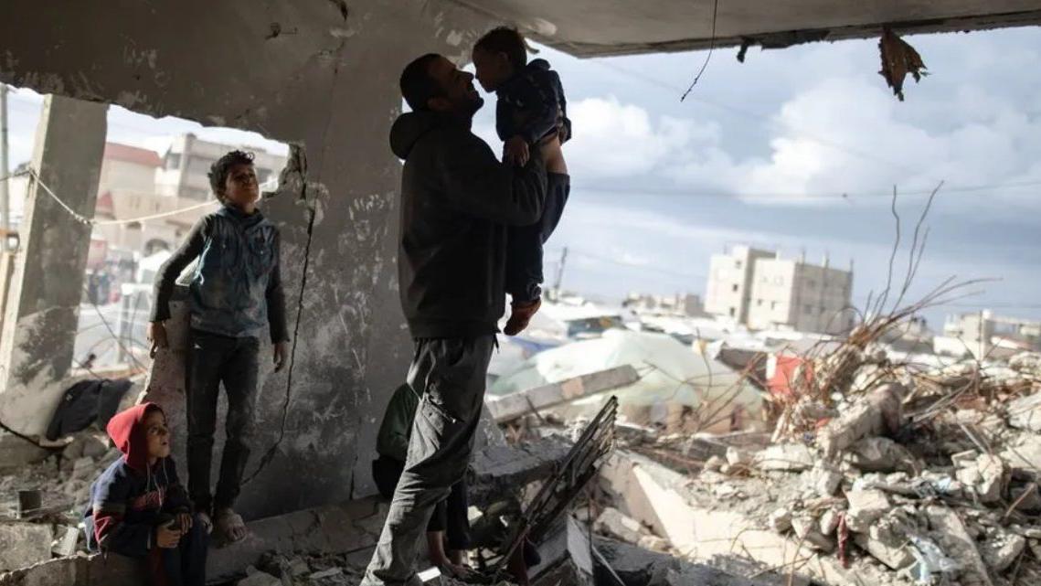 EPA | تشهد غزة قصفاً متواصلاً منذ بدء الحرب