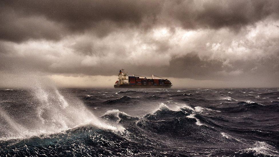 Getty Images تواجه شركات الشحن وضعا صعبا حيث يتعين على السفن تغيير مسارها آلاف الأميال للوصول إلى وجهاتها.