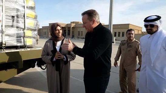BBC | وزير الخارجية البريطاني كاميرون مع وزيرة الدولة القطرية للتعاون الدولي في قاعدة العديد الجوية بقطر