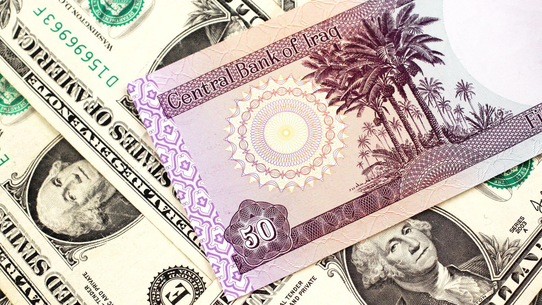 يدفع المستوردون العراقيون الدينار العراقي للمصارف مقابل الحصول على الدولار