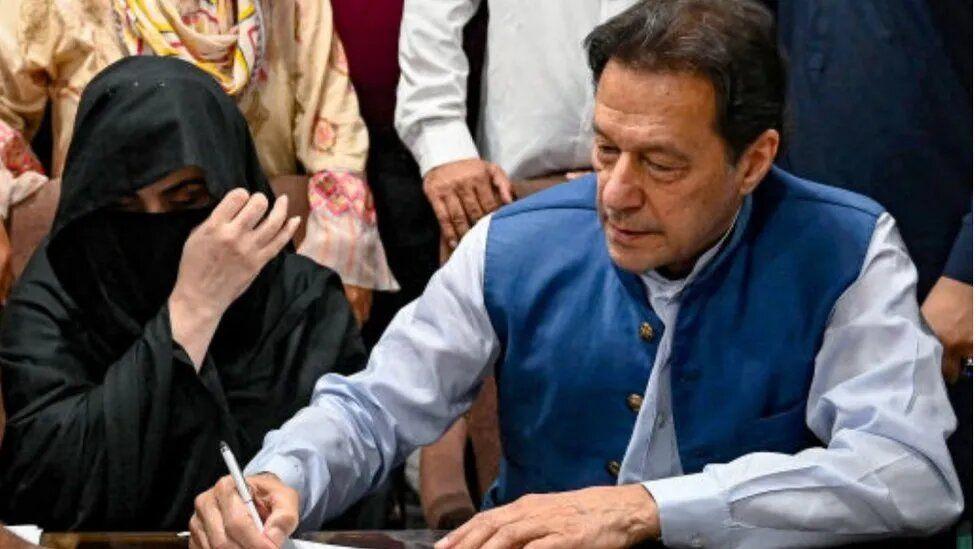 Getty Images رئيس وزراء باكستان السابق عمران خان وزوجته بشرى بيبي