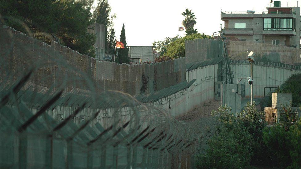 BBC | أسلاك شائكة وكاميرات مراقبة على الحدود الإسرائيلية اللبنانية