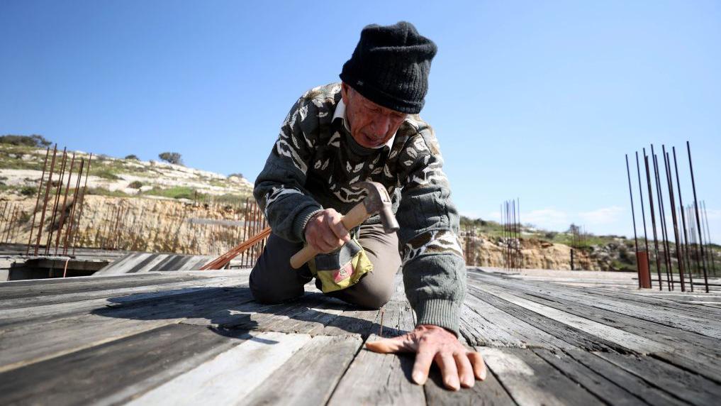 Getty Images يمارس عامل البناء الفلسطيني يوسف الشيخ حسين البالغ من العمر 89 عاما مهنته منذ 70 سنة
