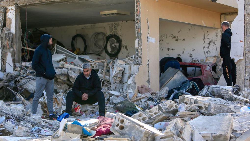 Getty Images | آثار الغارة الإسرائيلية على أحد المنازل في قرية بنت جبيل