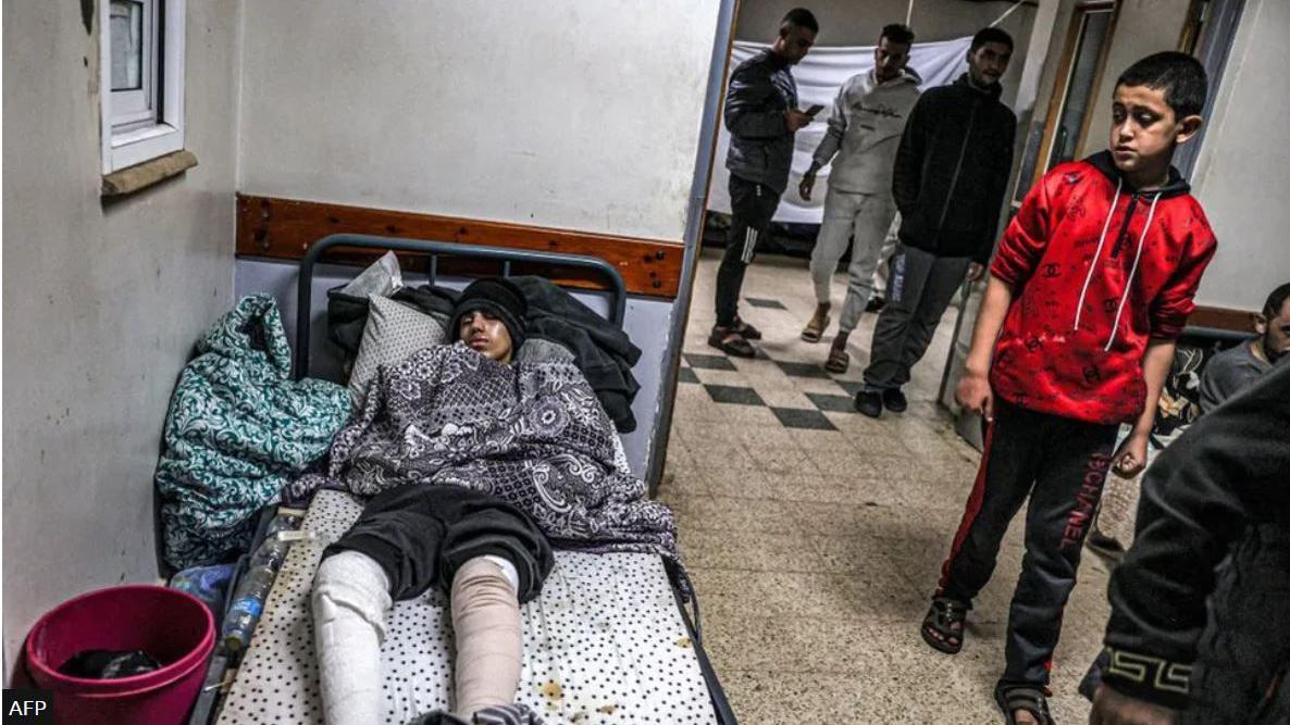 AFP | رجل مصاب ينام على سرير في المستشفى الأوروبي في أواخر ديسمبر/ كانون الأول