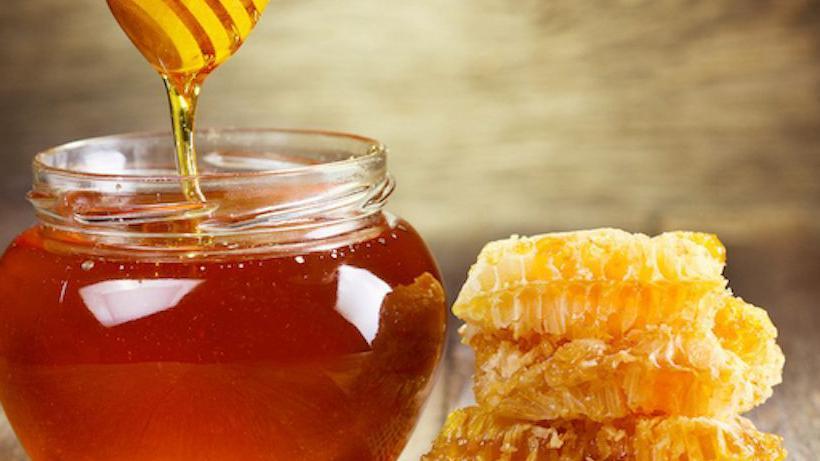 Getty Images | ينصح بتناول العسل باعتدال لأنه لا يزال يحتوي على نسبة عالية من السعرات الحرارية ويسبب ارتفاع نسبة السكر في الدم