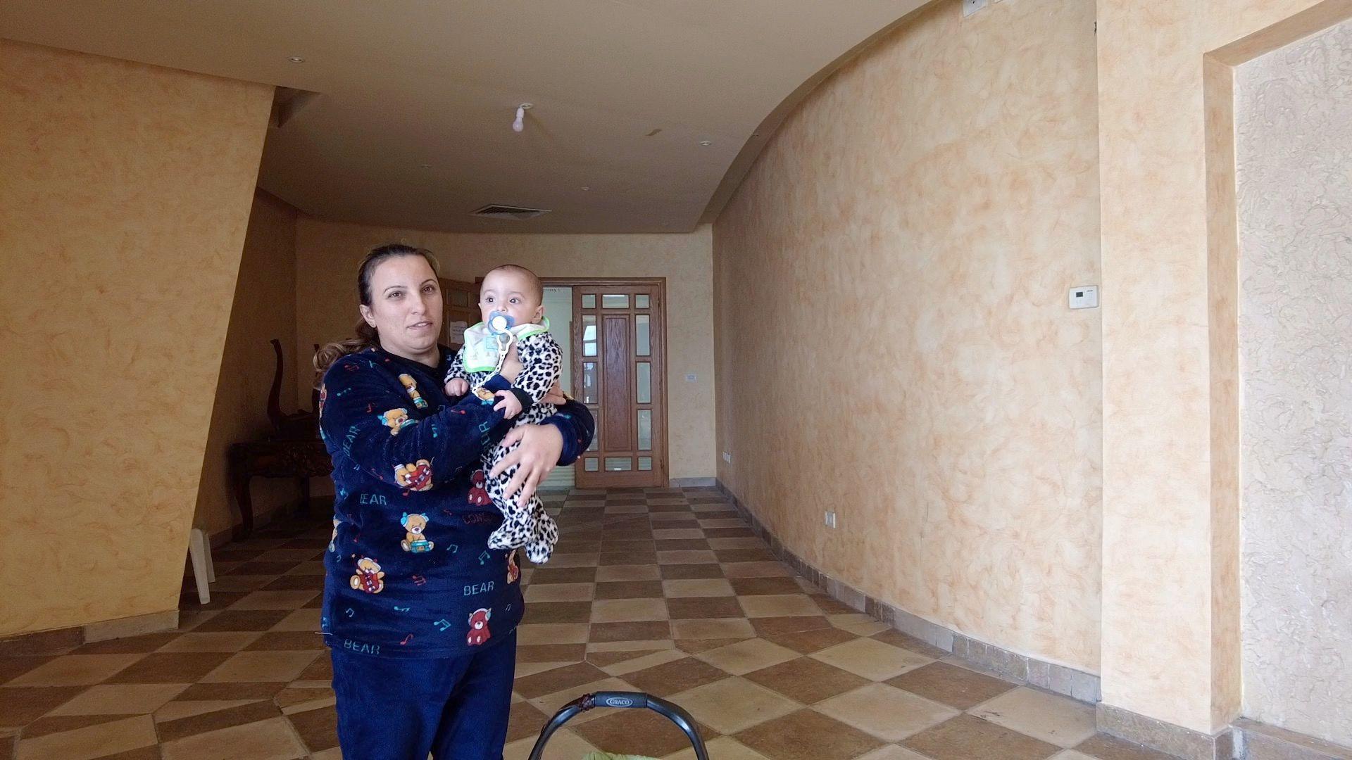 امرأة وطفلها في رواق الفندق