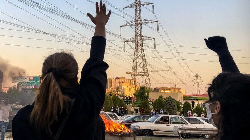 خرج الإيرانيون في احتجاجات حاشدة عام 2022 بعد وفاة شابة إيرانية كردية أثناء احتجازها لدى 